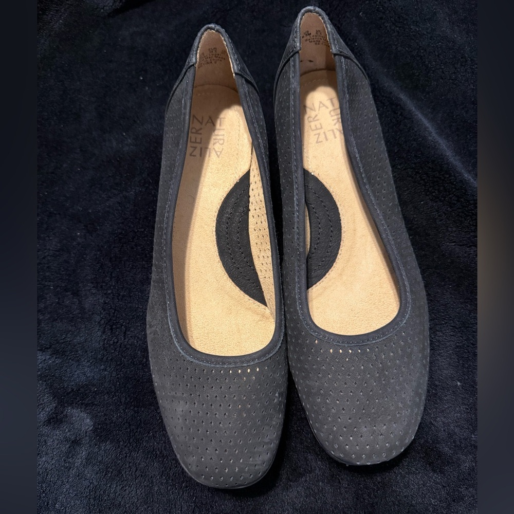 Black slightly wedged shoes
